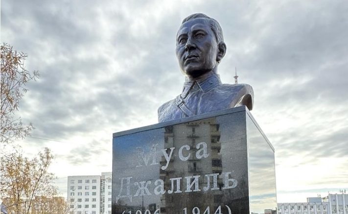 Автор бюста мусы джалиля в театре. Могила и бюст Мусы Гареева Уфа.